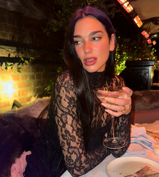 Những kiểu móng tay để khoe nhẫn cầu hôn của dàn sao thế giới Ảnh 3