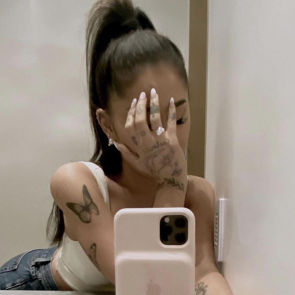 Những kiểu móng tay để khoe nhẫn cầu hôn của dàn sao thế giới Ảnh 8