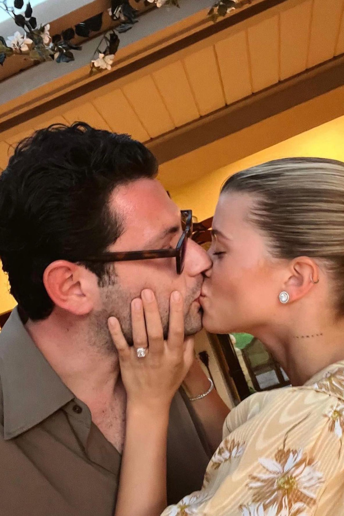 Những kiểu móng tay để khoe nhẫn cầu hôn của dàn sao thế giới Ảnh 6