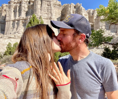 Những kiểu móng tay để khoe nhẫn cầu hôn của dàn sao thế giới Ảnh 9