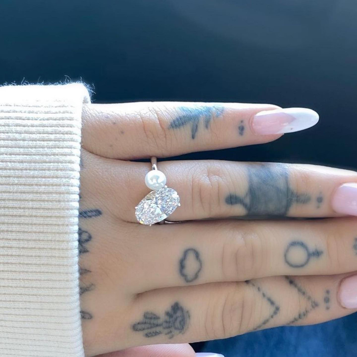 Những kiểu móng tay để khoe nhẫn cầu hôn của dàn sao thế giới Ảnh 7