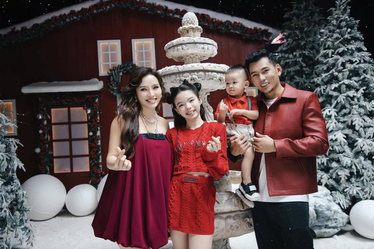 Có thể là hình ảnh về 3 người, em bé và cây thông Noel