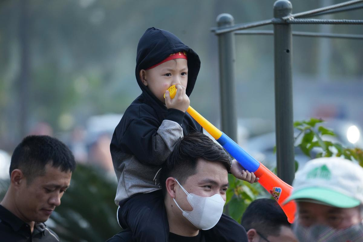 Người hâm mộ đổ về Nội Bài đón mừng đội tuyển Việt Nam mang cúp vô địch về nước Ảnh 4