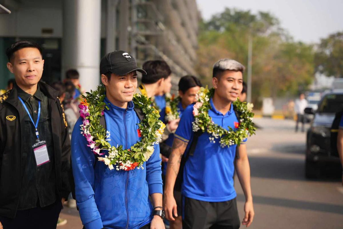 Cận cảnh chiếc cúp vàng vô địch của tuyển Việt Nam từ sân bay Nội Bài Ảnh 2