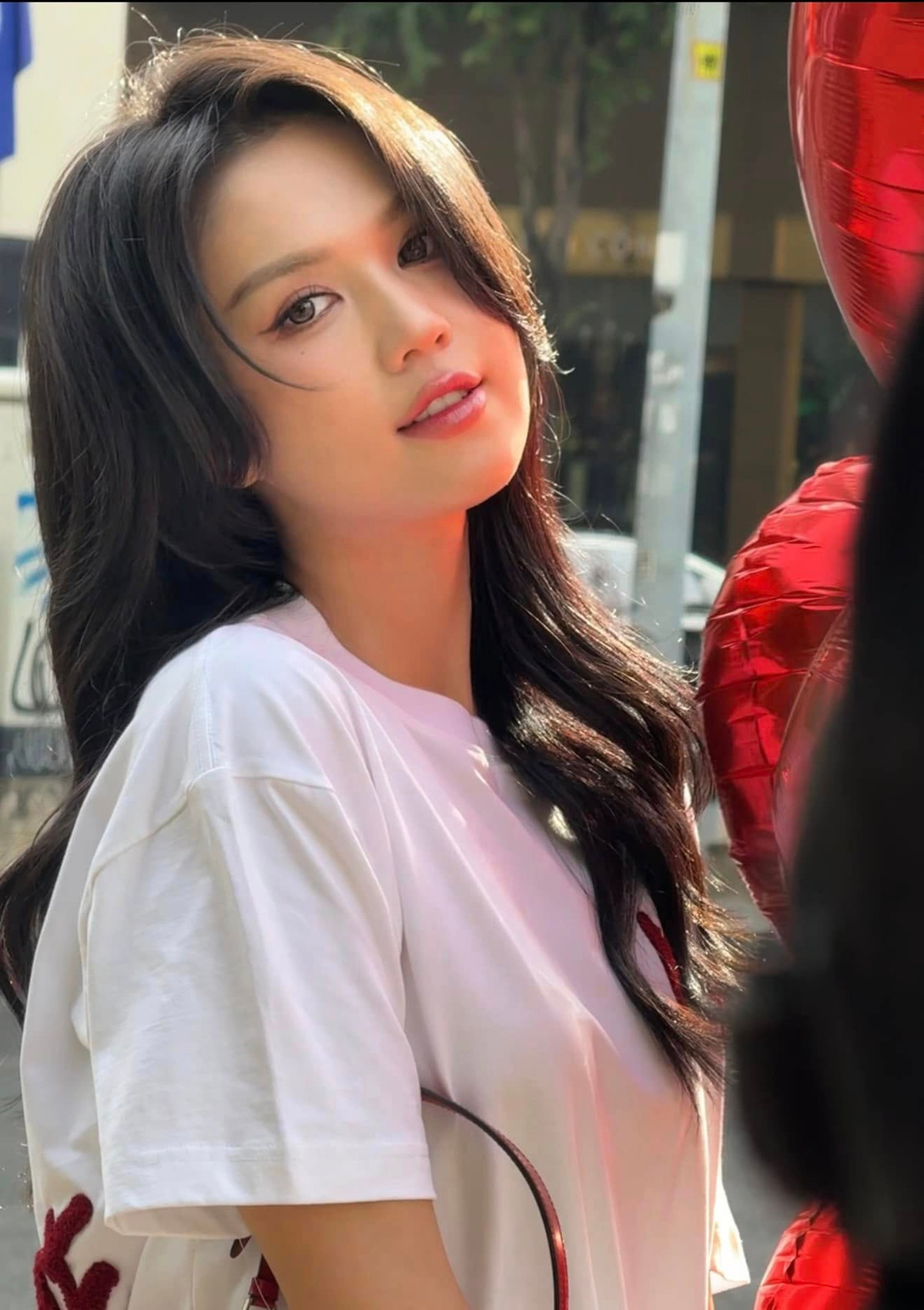 Mái tóc đen giúp Ngọc Trinh thêm phần trẻ trung và ngọt ngào. (Ảnh: FBNV)