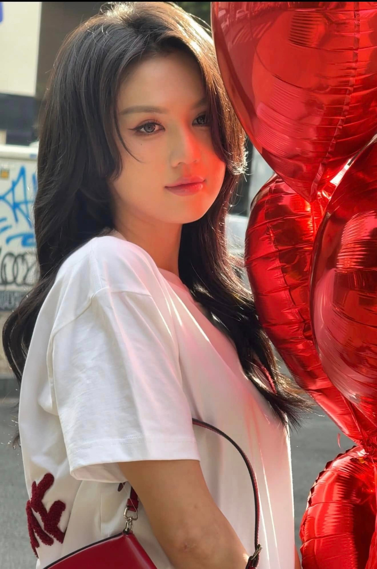 Ngọc Trinh trở lại mái tóc đen thuần túy. (Ảnh: FBNV)