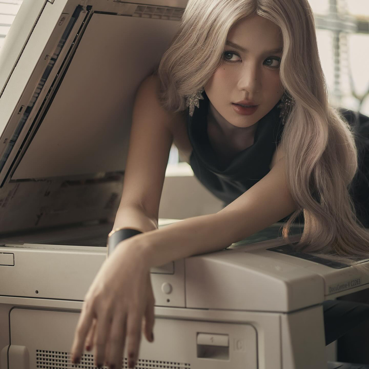 Ngọc Trinh còn xuất hiện với mái tóc tẩy, nhuộm màu bạch kim lạ mắt. (Ảnh: FBNV)