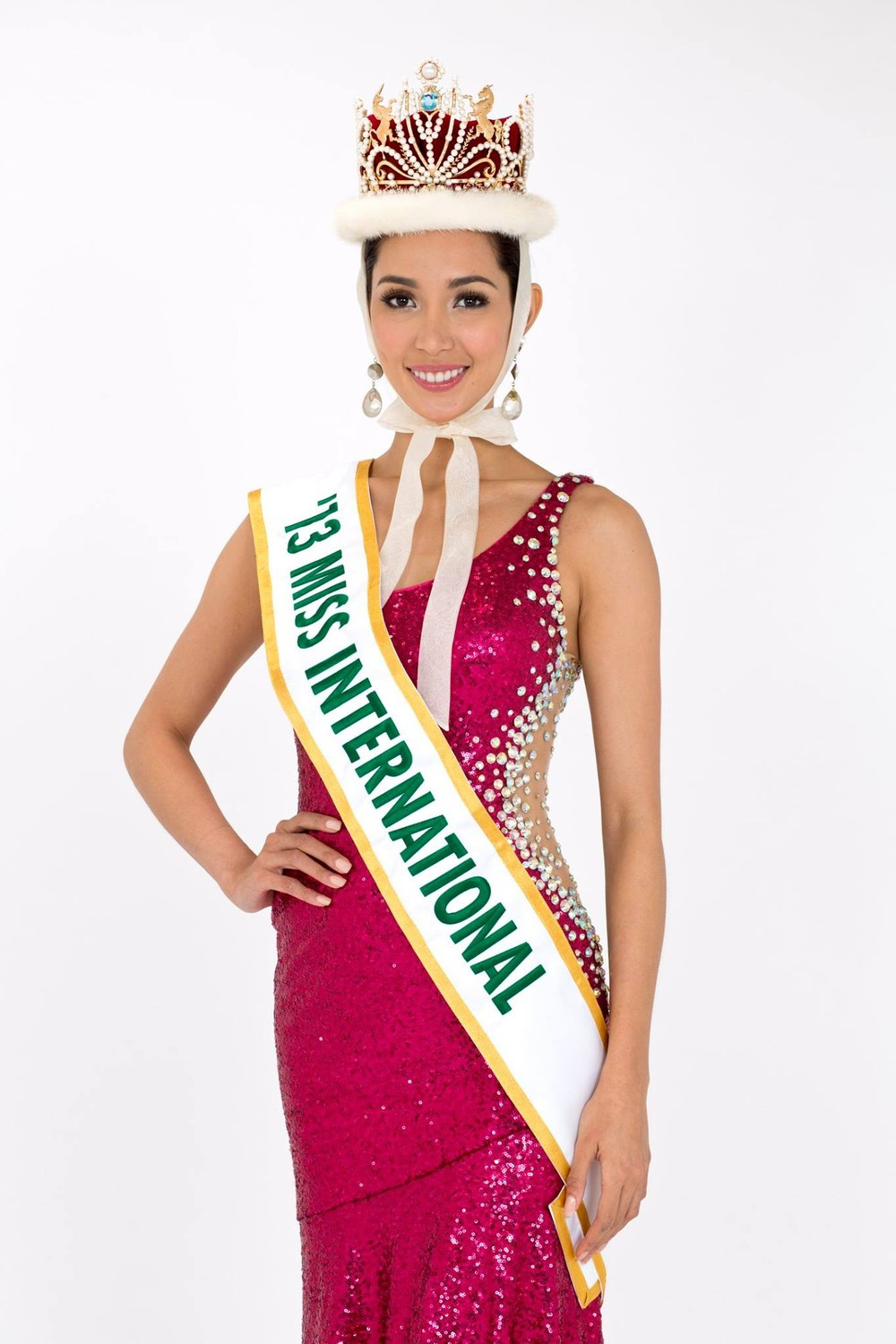 Hoa hậu Quốc tế 2013 từ bỏ danh hiệu, tìm đường đến Hoa hậu Hoàn vũ. (Ảnh tổng hợp)