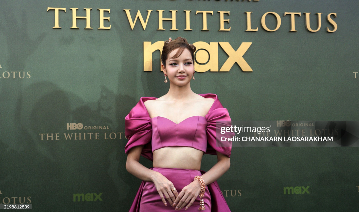 Nhiều người đánh giá lớp nền trang điểm của Lisa trông đơ cứng, 'dày phấn'. Đặc biệt, cách phối màu phấn mắt và son môi còn lạc quẻ. (Ảnh: Getty Images)