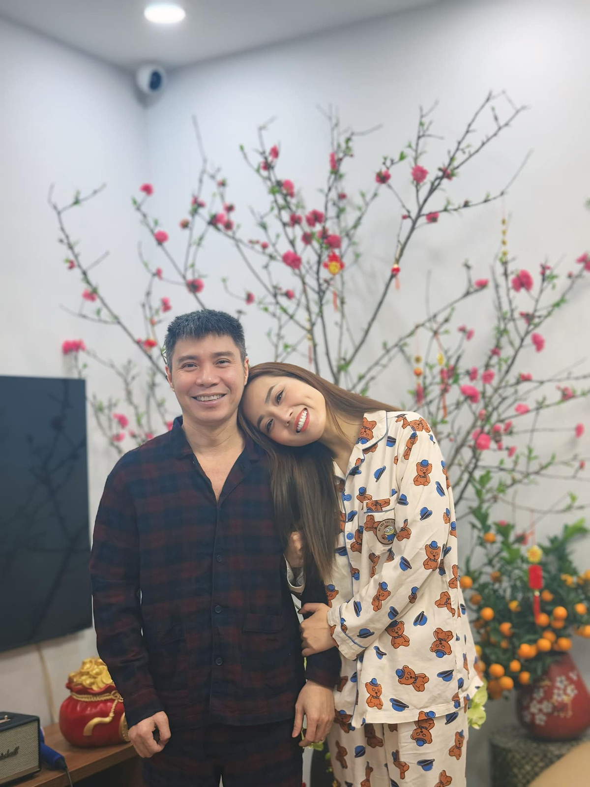 NSND Công Lý luôn có bà xã ở bên ủng hộ. Ảnh: FBNV