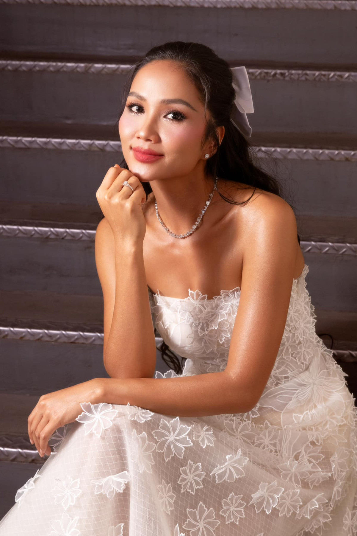 H'Hen Niê là người của công chúng nên việc xây dựng hình ảnh chỉn chu tại các sự kiện trọng đại là điều cần thiết. (Ảnh: FBNV)