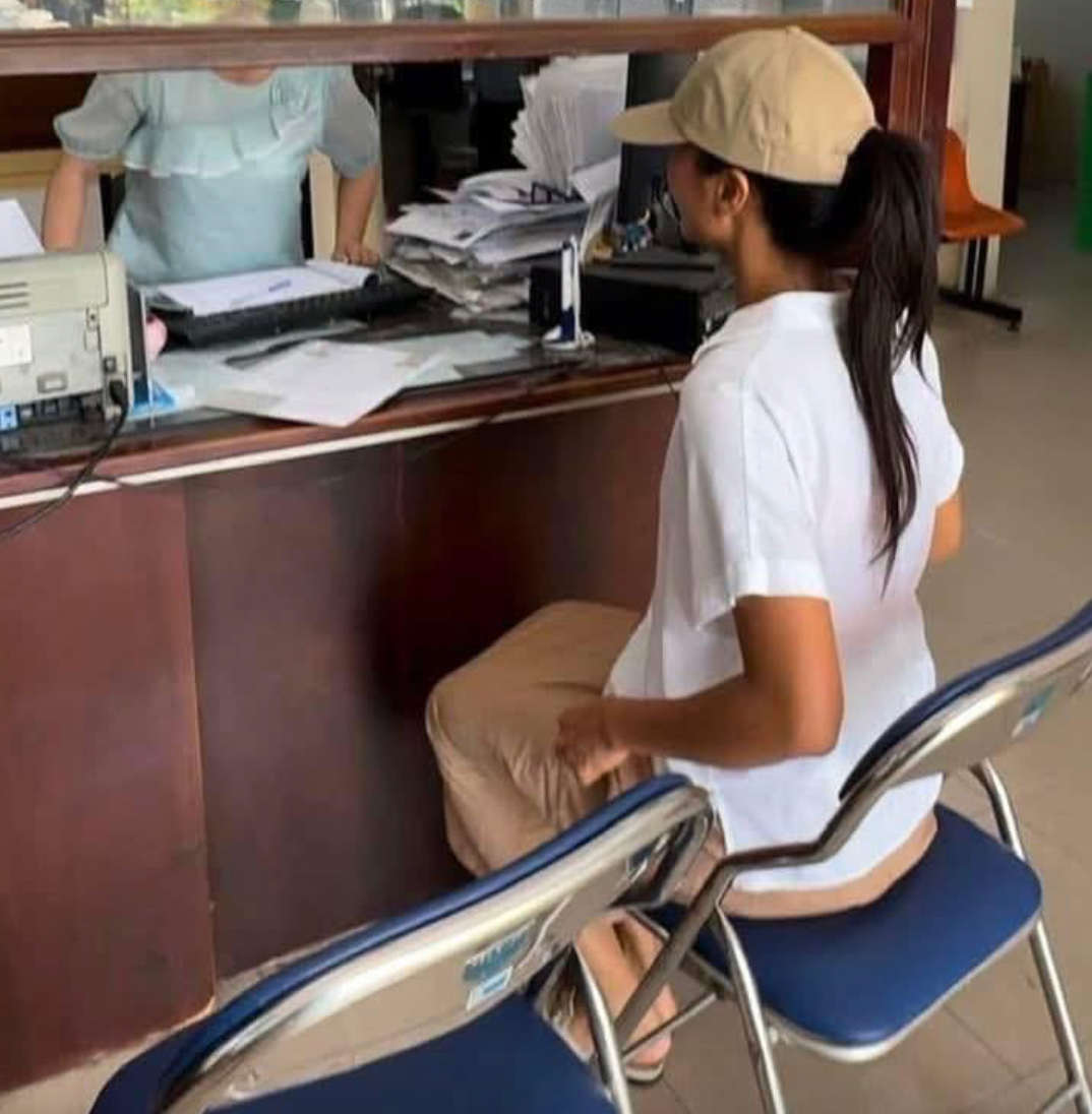 Khoảnh khắc H'Hen Niê đi dép lê tại buổi đăng ký kết hôn gây tranh luận. (Ảnh tổng hợp)