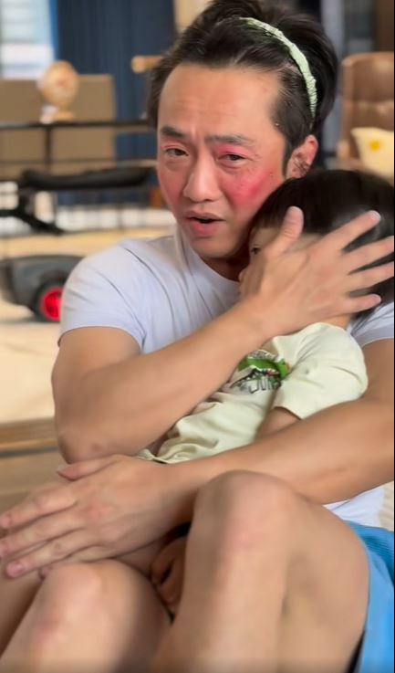 Khoảnh khắc Cường Đô La chơi với con đang khiến nhiều người bất ngờ, thích thú. (Ảnh FBNV)