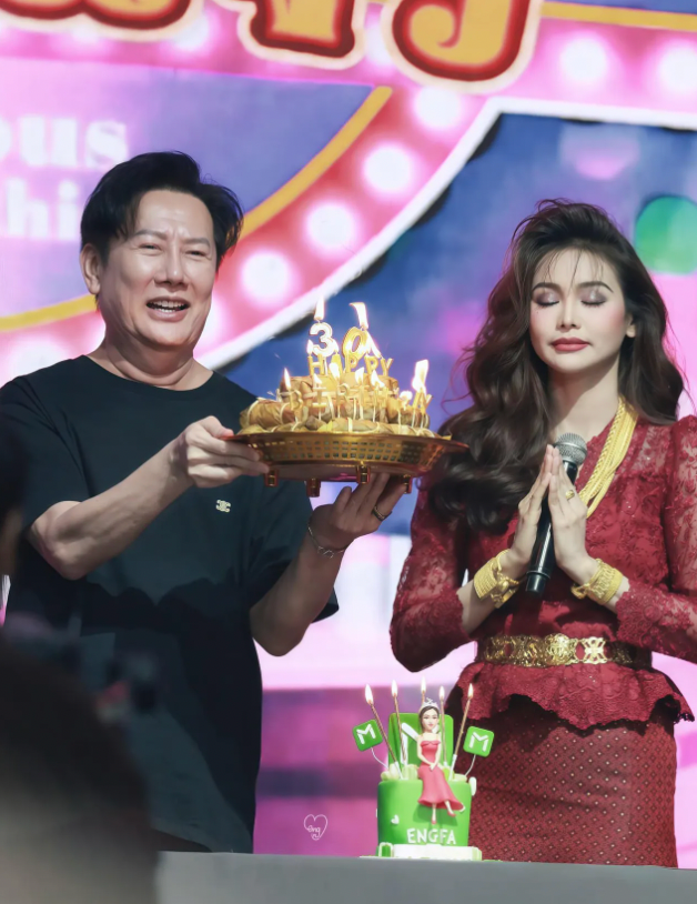 Ông Nawat tham dự tiệc sinh nhật của Engfa Waraha. (Ảnh: Thairath)