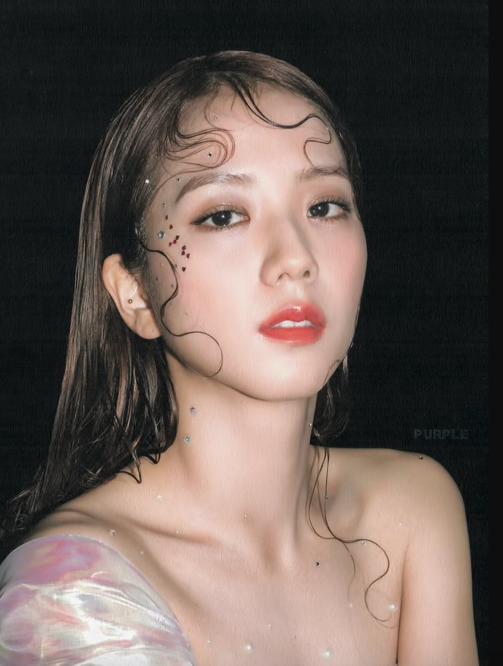 Đừng quên chọn màu son bóng hài hòa với son lì để tổng thể hài hòa. (Ảnh minh họa)