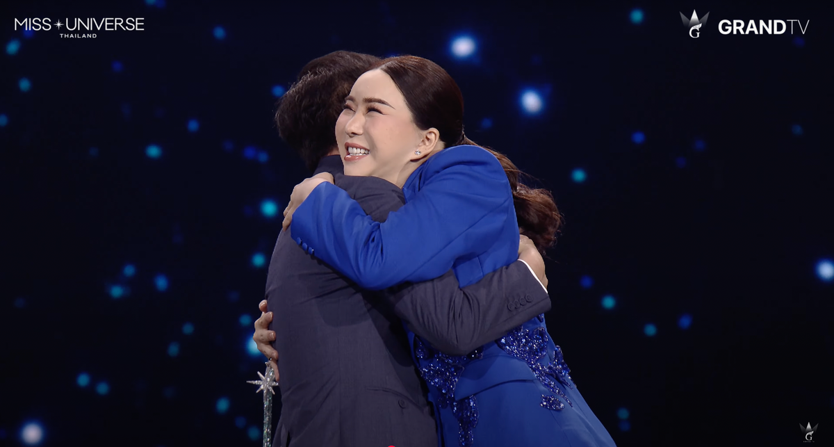 Ông Nawat và bà Anne (chủ tịch Miss Universe) trao nhau cái ôm thân thiết tại họp báo Miss Universe Thailand 2025. (Ảnh chụp màn hình)