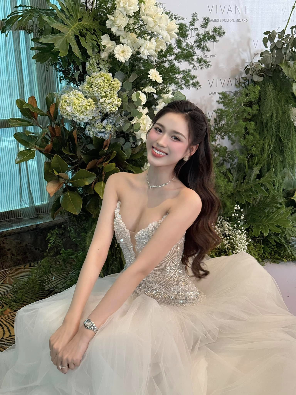 Không chỉ gây ấn tượng bởi trang phục kiêu sa, Đỗ Thị Hà còn thu hút ánh nhìn với thần thái rạng rỡ. Mỗi nụ cười, ánh mắt của cô đều toát lên nguồn năng lượng tươi mới, tràn đầy sức sống. Dù đã đăng quang Hoa hậu Việt Nam hơn ba năm, nhan sắc của cô ngày càng thăng hạng, chứng minh đẳng cấp của một trong những nàng hậu được yêu thích nhất hiện nay.