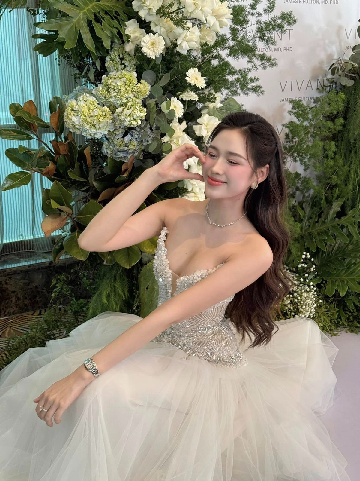 Mới đây, Hoa hậu Đỗ Thị Hà tiếp tục khiến cộng đồng mạng trầm trồ khi đăng tải loạt hình ảnh khoe nhan sắc rực rỡ, thần thái đầy cuốn hút. Xuất hiện trong bộ váy lộng lẫy, nàng hậu tỏa ra khí chất thanh lịch nhưng vẫn vô cùng quyến rũ, khiến người hâm mộ không khỏi xuýt xoa trước vẻ đẹp căng tràn sức sống của cô.