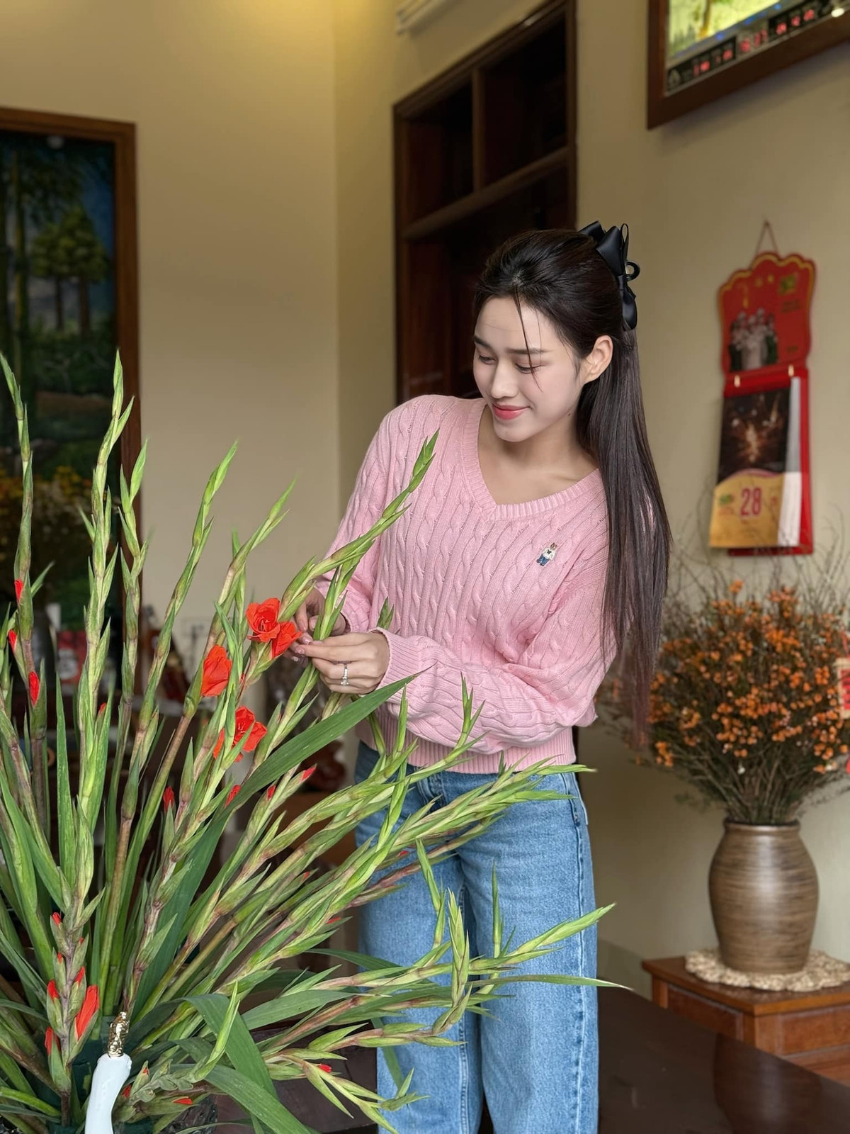 Bên cạnh nhan sắc thăng hạng, cuộc sống cá nhân của Đỗ Thị Hà cũng luôn là chủ đề được công chúng quan tâm, đặc biệt là chuyện tình cảm. Năm 2024, nhiều tin đồn về mối quan hệ của nàng hậu liên tục xuất hiện, khiến khán giả không khỏi tò mò về người đàn ông đang nắm giữ trái tim cô.