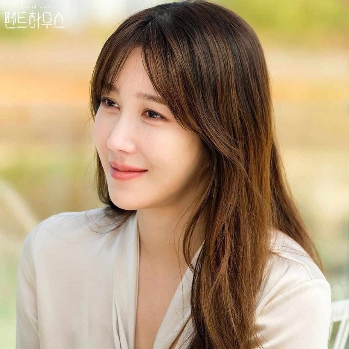 Lee Ji Ah xin lỗi vì ồn ào chính trị của ông nội. Ảnh: X