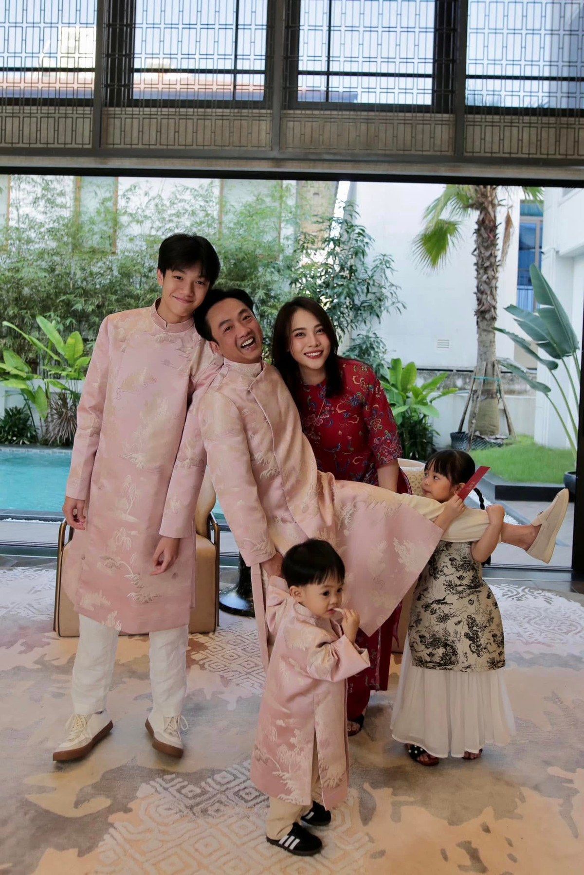 Tổ ấm hạnh phúc, bình yên của Cường Đô La và Đàm Thu Trang bên cạnh các con khiến nhiều người ngưỡng mộ. (Ảnh: FBNV)