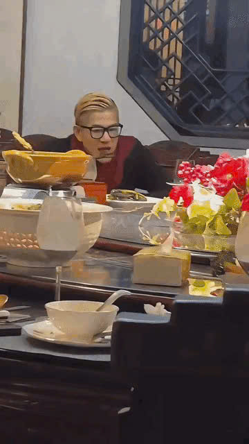 Nam diễn viên bị vây kín và quay lén khi ăn. Ảnh: Weibo