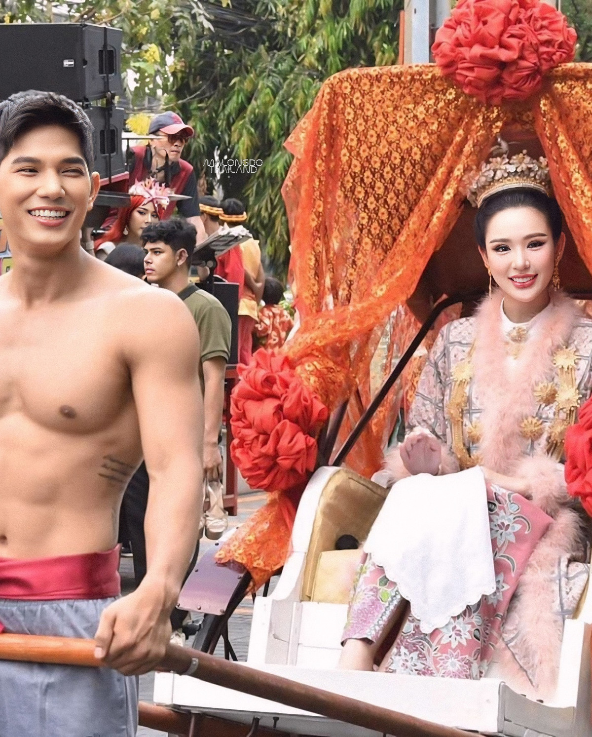 Malin Chara-anan mang đến hình ảnh đậm chất hoàng gia khi xuất hiện trong một bộ trang phục truyền thống lộng lẫy với áo khoác lông phối cùng họa tiết hoa tinh tế. Cô ngồi trên một cỗ xe kéo trang trí cầu kỳ, tạo nên vẻ sang trọng và quyền quý.