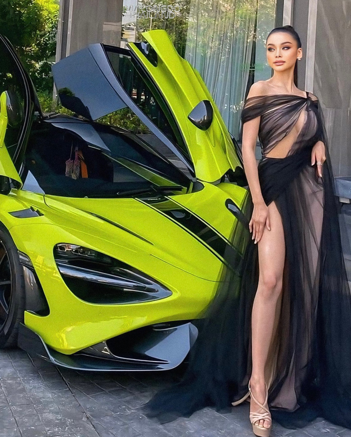 Hoa hậu Engfa Waraha xuất hiện đầy ấn tượng trong một bộ đầm đen xuyên thấu, xẻ cao táo bạo, tôn lên đôi chân dài cùng vóc dáng quyến rũ. Thiết kế lệch vai với chất liệu voan mỏng giúp cô toát lên vẻ sang trọng nhưng vẫn giữ nét gợi cảm.