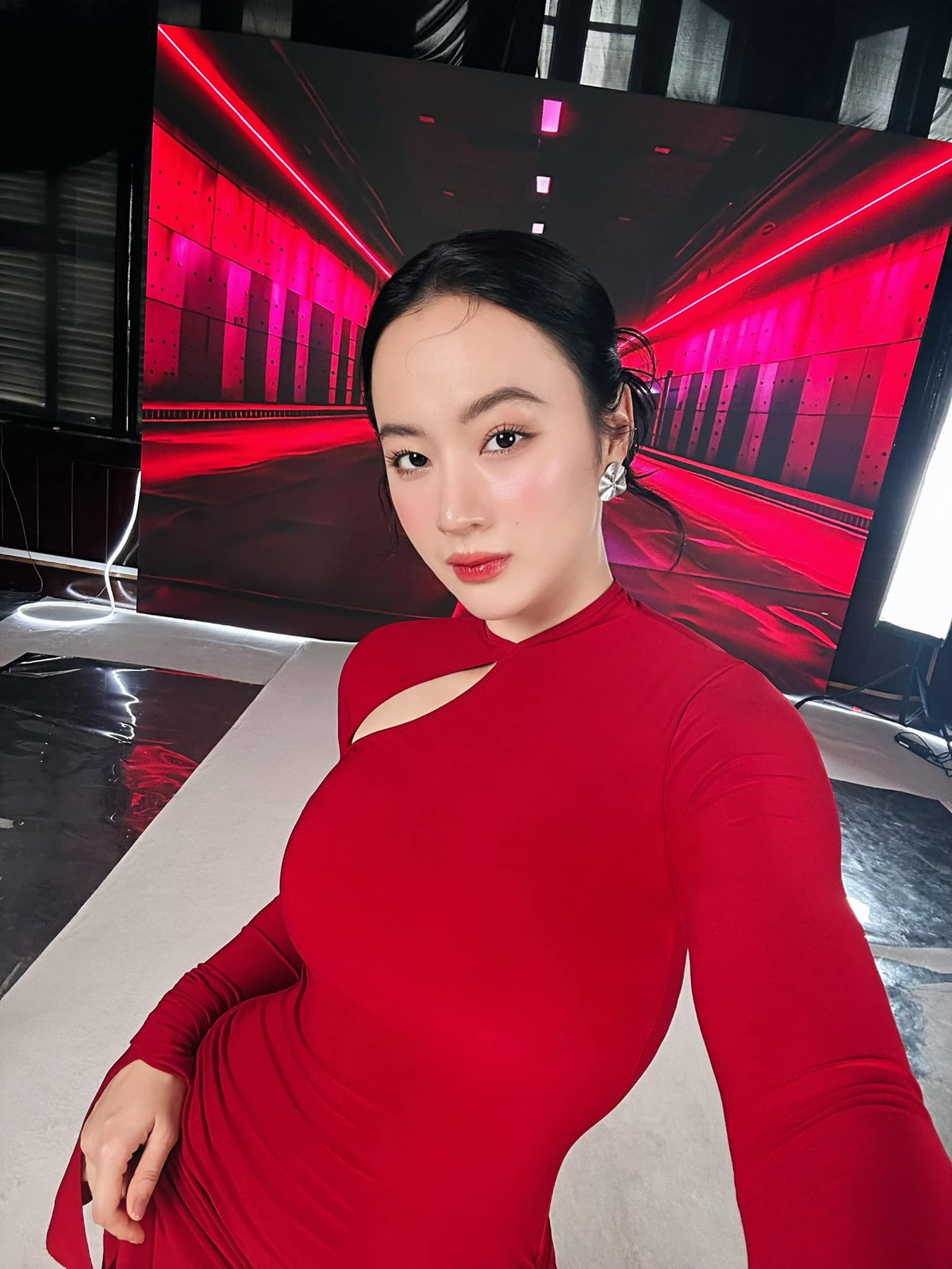 Angela Phương Trinh khoe đường cong nóng bỏng trong bộ váy ôm sát - FBNV.