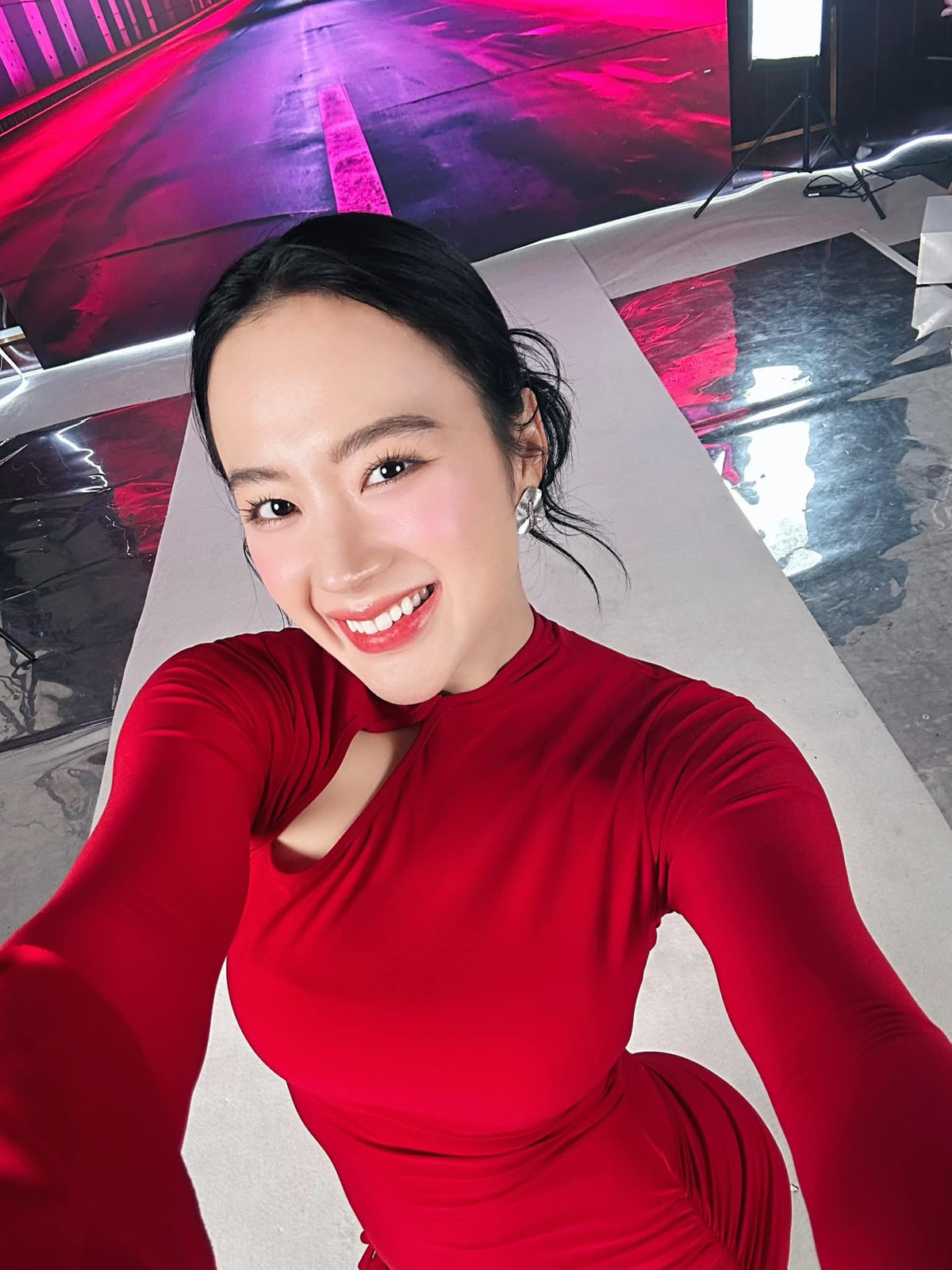 Sao phim Mùi Ngò Gai được khen ngày một nhuận sắc - FBNV.