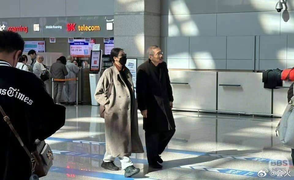 Đạo diễn Hong Sang Soo và nữ diễn viên Kim Min Hee tại sân bay. Ảnh: X