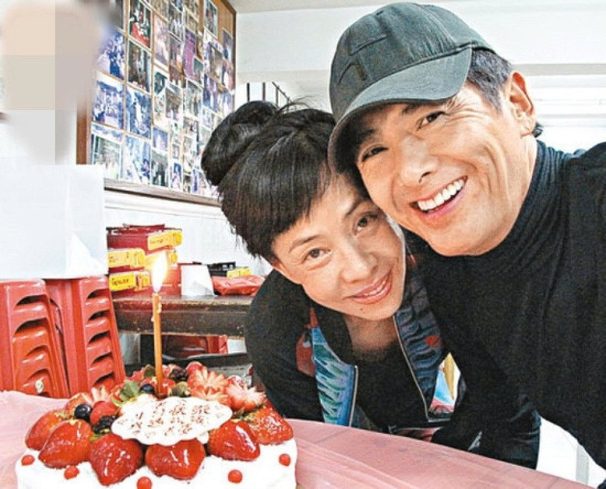 Nam diễn viên và vợ không có con, sống giản dị. Ảnh: Weibo