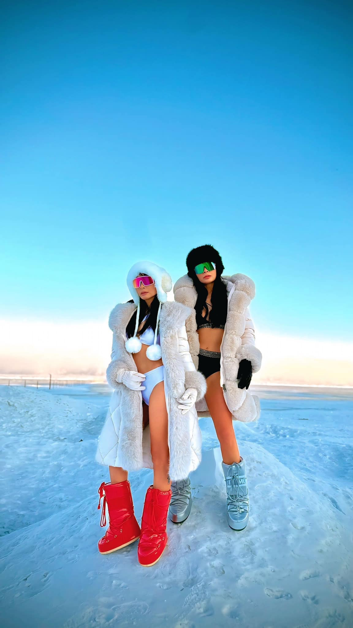 Thúy Hằng - Thúy Hạnh tự tin diện bikini nhỏ xíu giữa trời băng tuyết. (Ảnh: FBNV)