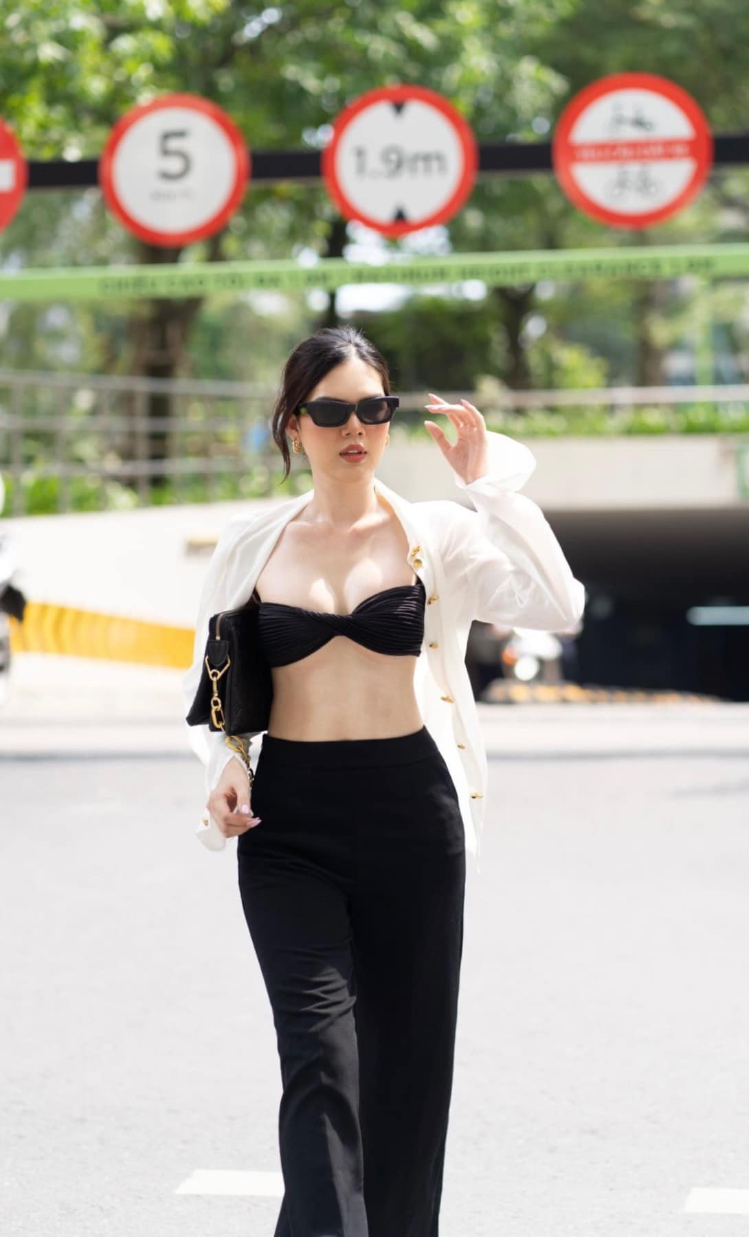 Ngọc Trinh diện váy khoét sâu khoe cặp 'tuyết lê' căng tràn Ảnh 4