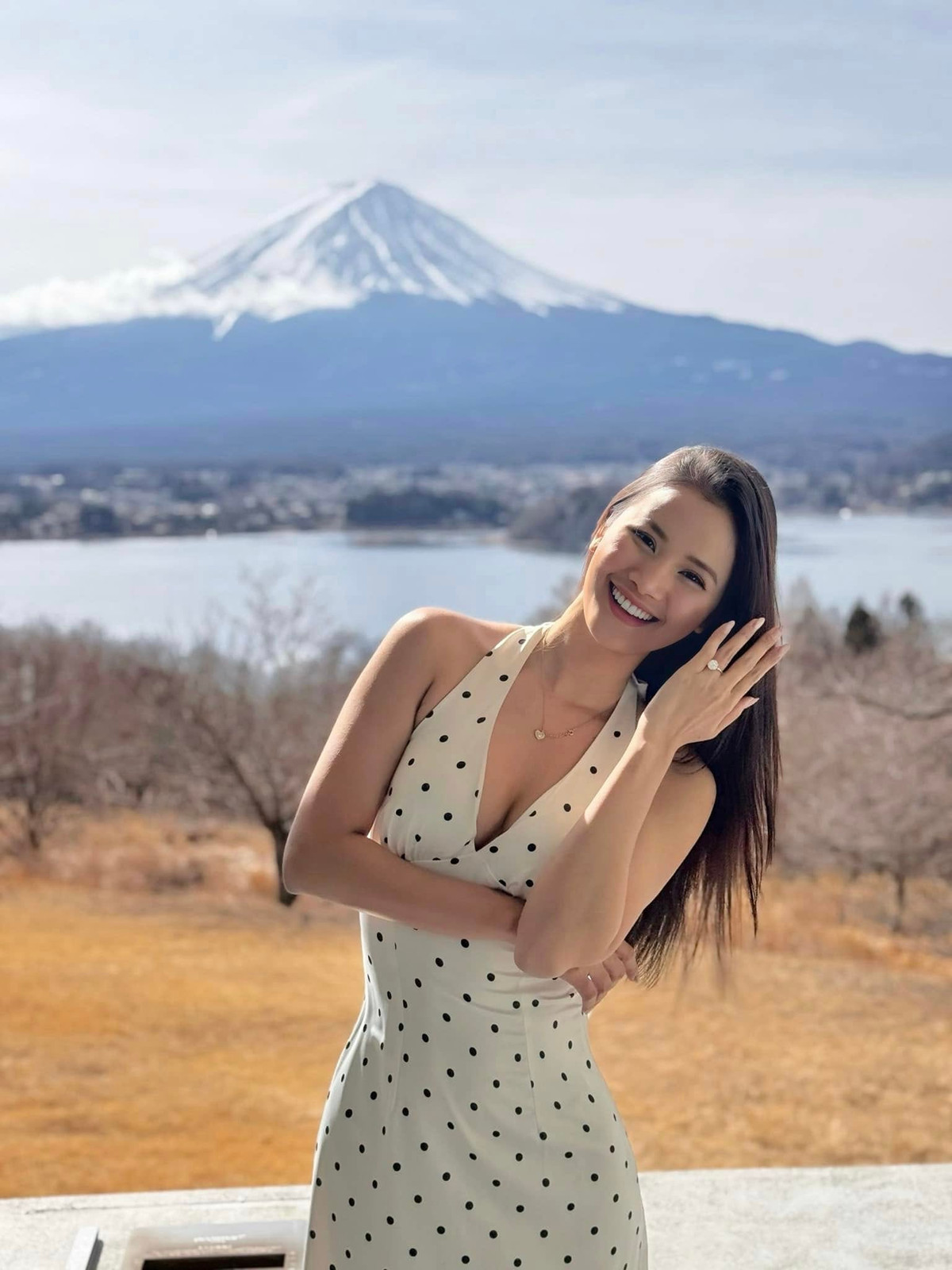 Á hậu Hương Ly được cầu hôn bằng chiếc nhẫn kim cương cỡ lớn ở núi Phú Sĩ. (Ảnh: FBNV)