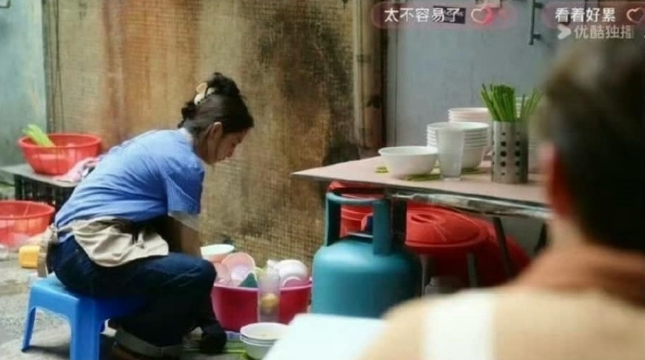 Bức ảnh nữ diễn viên xinh đẹp rửa bát thuê gây xôn xao cõi mạng. Ảnh: Weibo