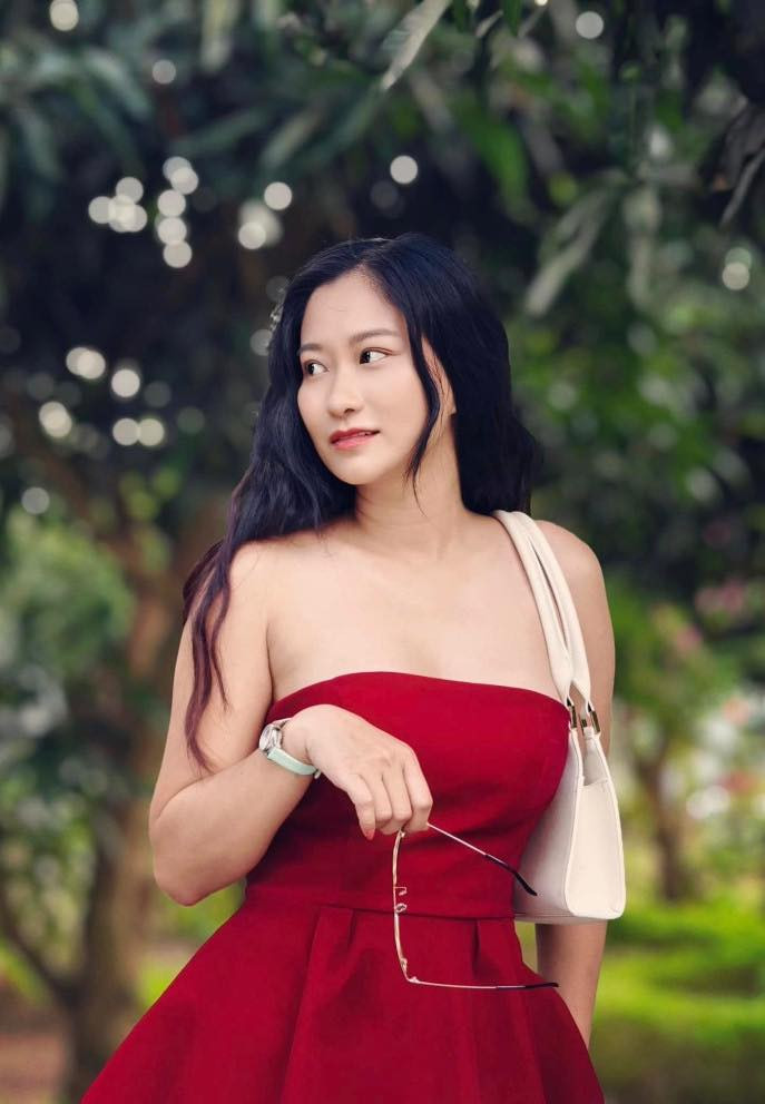 Bạn gái kém 36 tuổi của NSND Việt Anh gây sốt với vóc dáng quyến rũ. Ảnh: FBNV