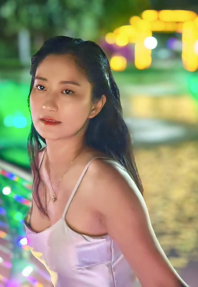 Bạn gái NSND Việt Anh tự tin khoe nhan sắc tuổi 32. Ảnh: FBNV