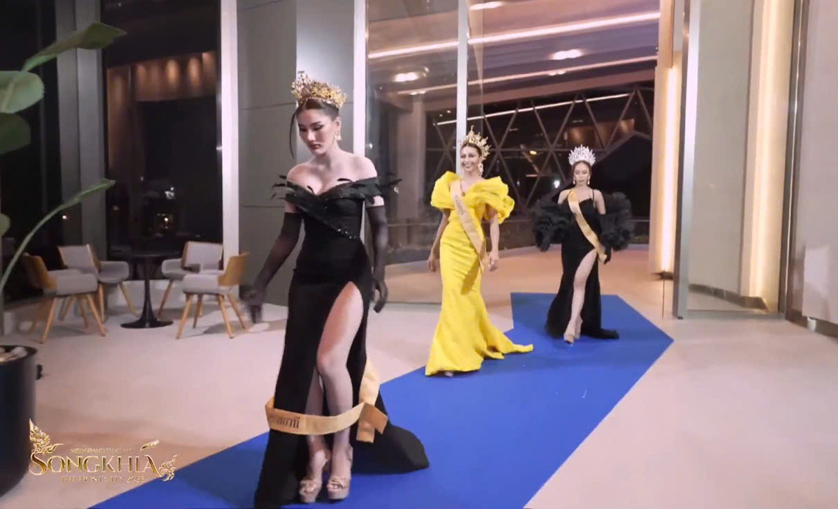 Một người đẹp còn rơi sash khi đang sải bước lên thảm đỏ. (Ảnh chụp màn hình)