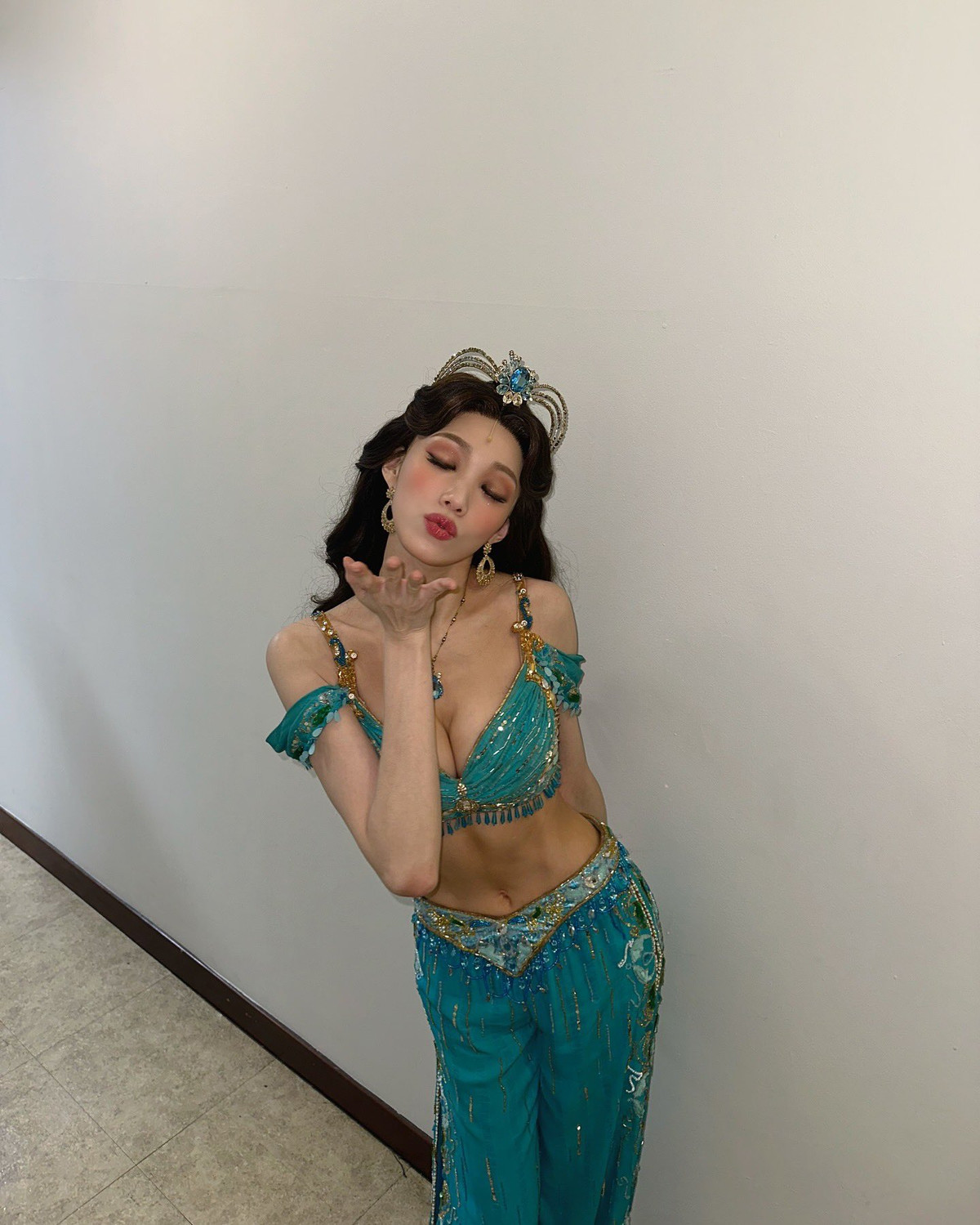 Nữ diễn viên xinh đẹp hóa công chúa Jasmine khoe cặp 'tuyết lê' căng tràn Ảnh 3