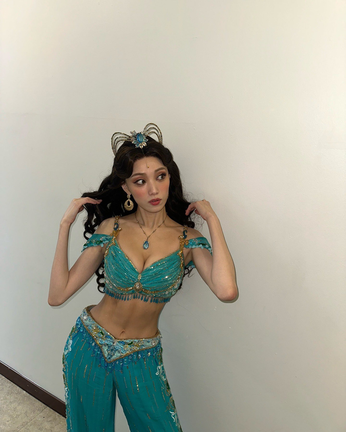 Nữ diễn viên xinh đẹp hóa công chúa Jasmine khoe cặp 'tuyết lê' căng tràn Ảnh 2