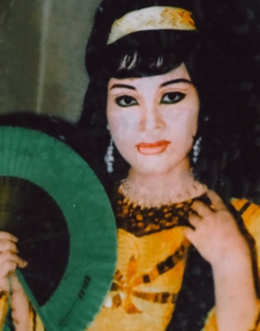Nghệ sĩ Trang Thanh Xuân khi còn trẻ có nhiều người theo đuổi, nhưng bà không quan tâm đến chuyện lập gia đình. Trước đây bà từng sống chung với em gái, tuy nhiên người này đã qua đời vào năm 2022. Hiện nữ nghệ sĩ đang sinh sống một mình, mưu sinh bằng nghề bán vé số dạo. Ảnh: Sưu tầm