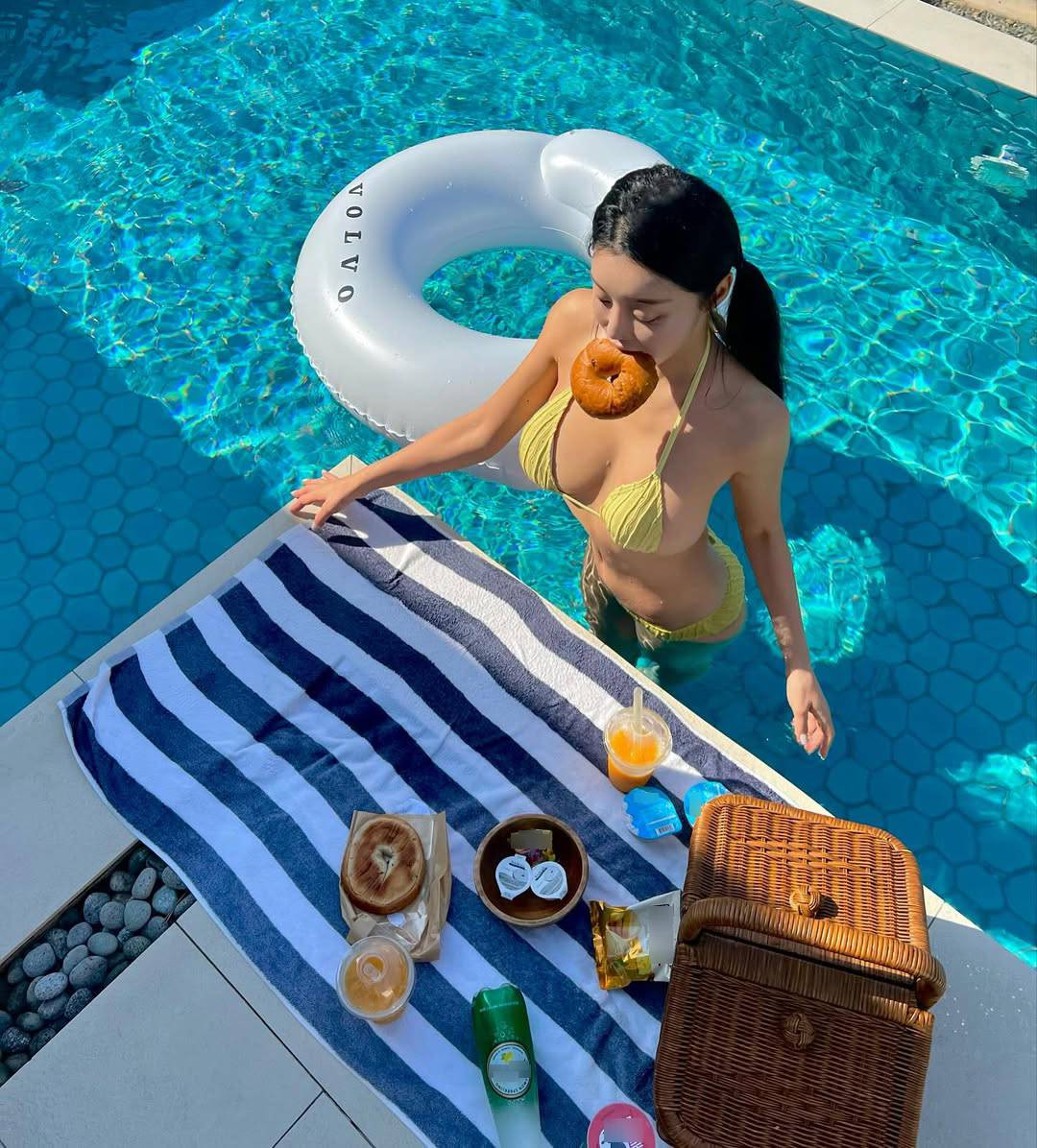 Choi In Hye khoe vóc dáng 'phồn thực' trong thiết kế bikini gợi cảm. (Ảnh: Instagram nhân vật)