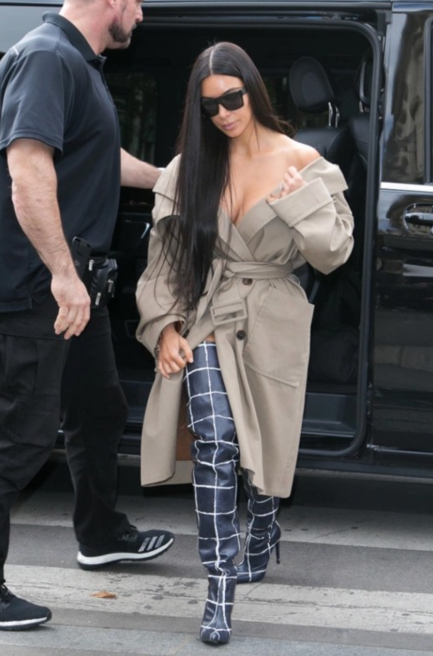 Kim Kardashian bị băng nhóm tội phạm cướp trang sức kim cương đắt giá khi tham gia Tuần lễ thời trang Paris hồi năm 2016. (Ảnh: The Mirror)