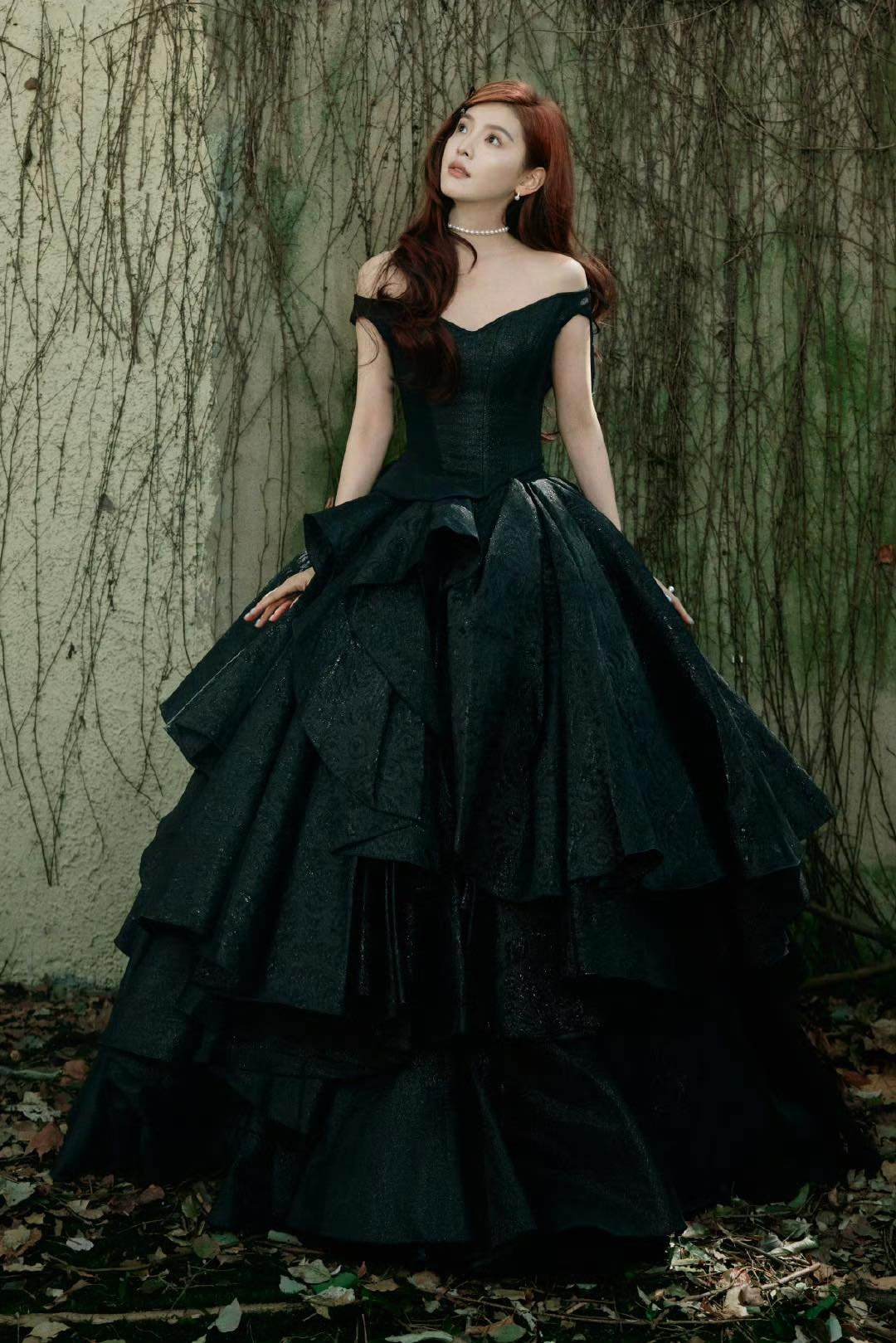 Chương Nhược Nam gây ấn tượng khi diện một chiếc váy đen bồng bềnh tại Thịnh điển phim Truyền hình chất lượng đài Đông Phương. Ảnh: Weibo