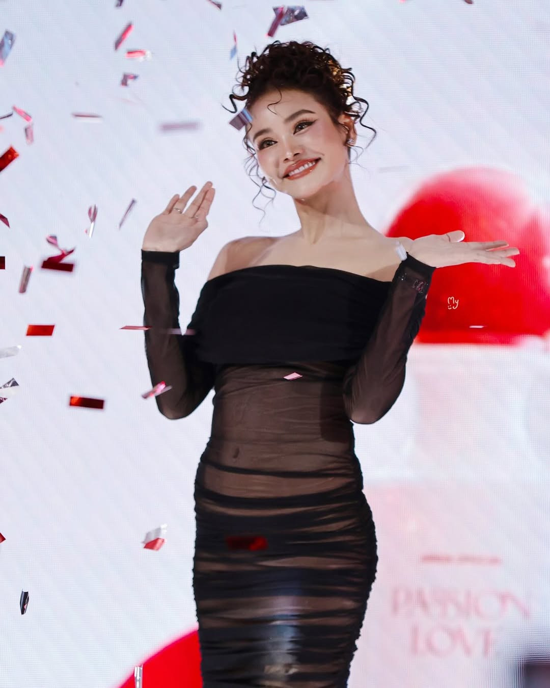 Engfa Waraha gặp vấn đề về sức khỏe vì lịch trình công việc dày đặc. (Ảnh: FBNV)