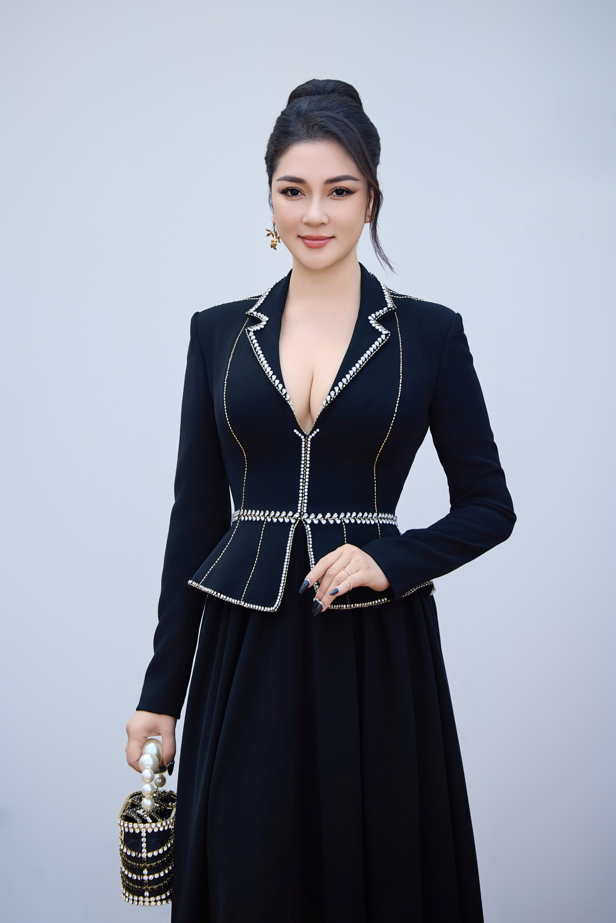 Sau nhiều năm gần như rút lui khỏi làng giải trí để tập trung cho cuộc sống riêng, Nguyễn Thị Huyền bất ngờ tái xuất trong loạt sự kiện giải trí, khiến công chúng không khỏi trầm trồ trước nhan sắc rực rỡ, đầy đặn ở tuổi 40.