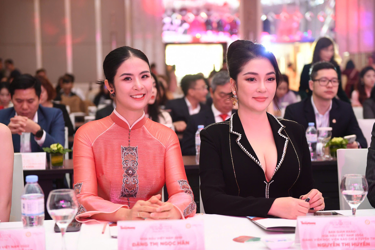 Lối trang điểm nhấn vào đôi mắt sắc sảo và đôi môi căng mọng khiến người đẹp trông trẻ trung hơn tuổi thật. Cô cũng tinh tế kết hợp hoa tai vàng dạng lá cùng chiếc túi cầm tay đính ngọc trai, làm tăng thêm phần sang trọng cho tổng thể diện mạo.