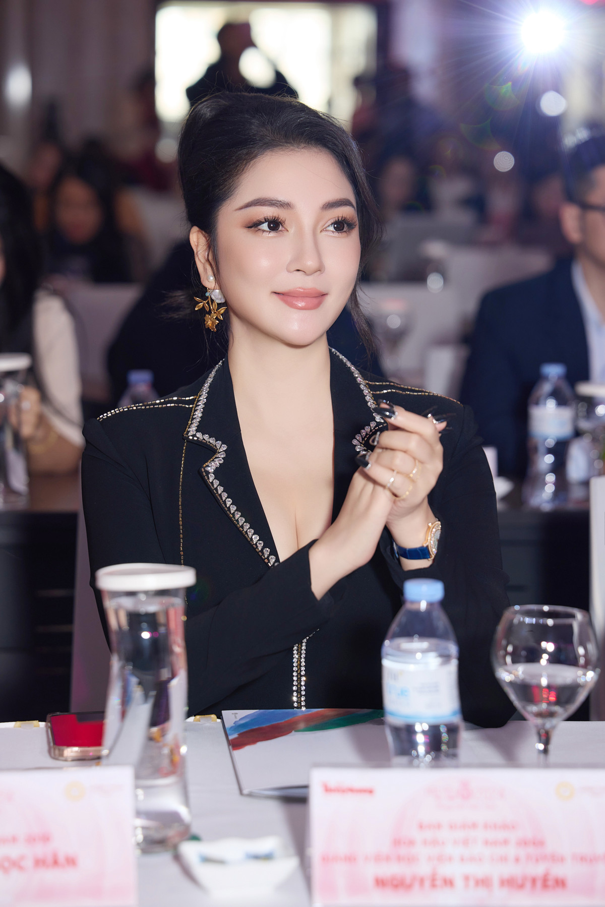 Bên cạnh bộ cánh sang trọng, Nguyễn Thị Huyền chọn kiểu tóc buộc cao, khéo léo giúp khuôn mặt thêm phần thanh thoát, tôn lên những đường nét hài hòa.