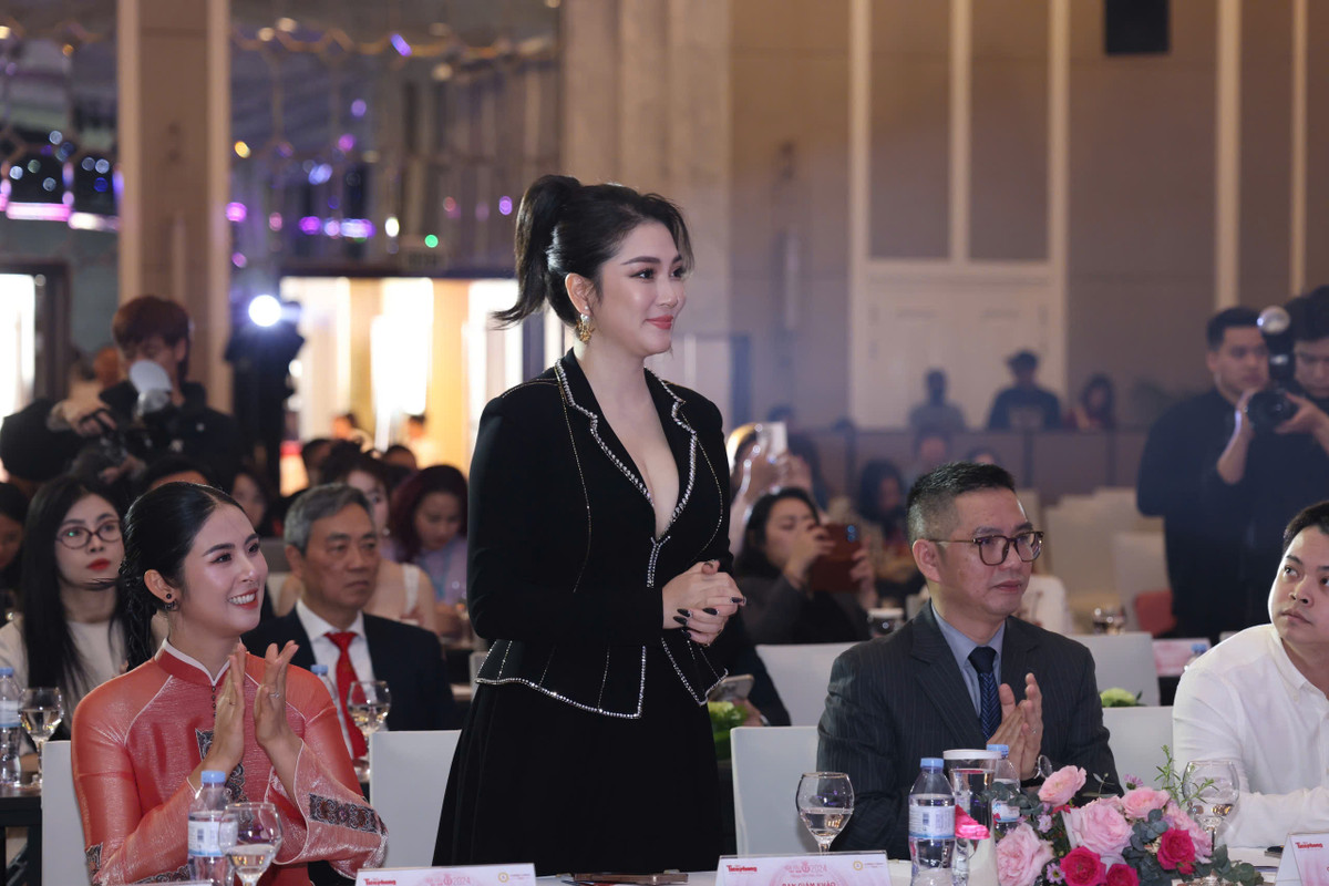 Giải đáp câu hỏi về tiêu chí lựa chọn hoa hậu, Hoa hậu Việt Nam 2004 Nguyễn Thị Huyền, thành viên Ban giám khảo, đánh giá về mặt bằng chung, chất lượng thí sinh năm nay khá đồng đều. Cô ấn tượng có sự hiểu biết sâu rộng của dàn thí sinh năm nay, hơn hẳn thế hệ cô trước kia.